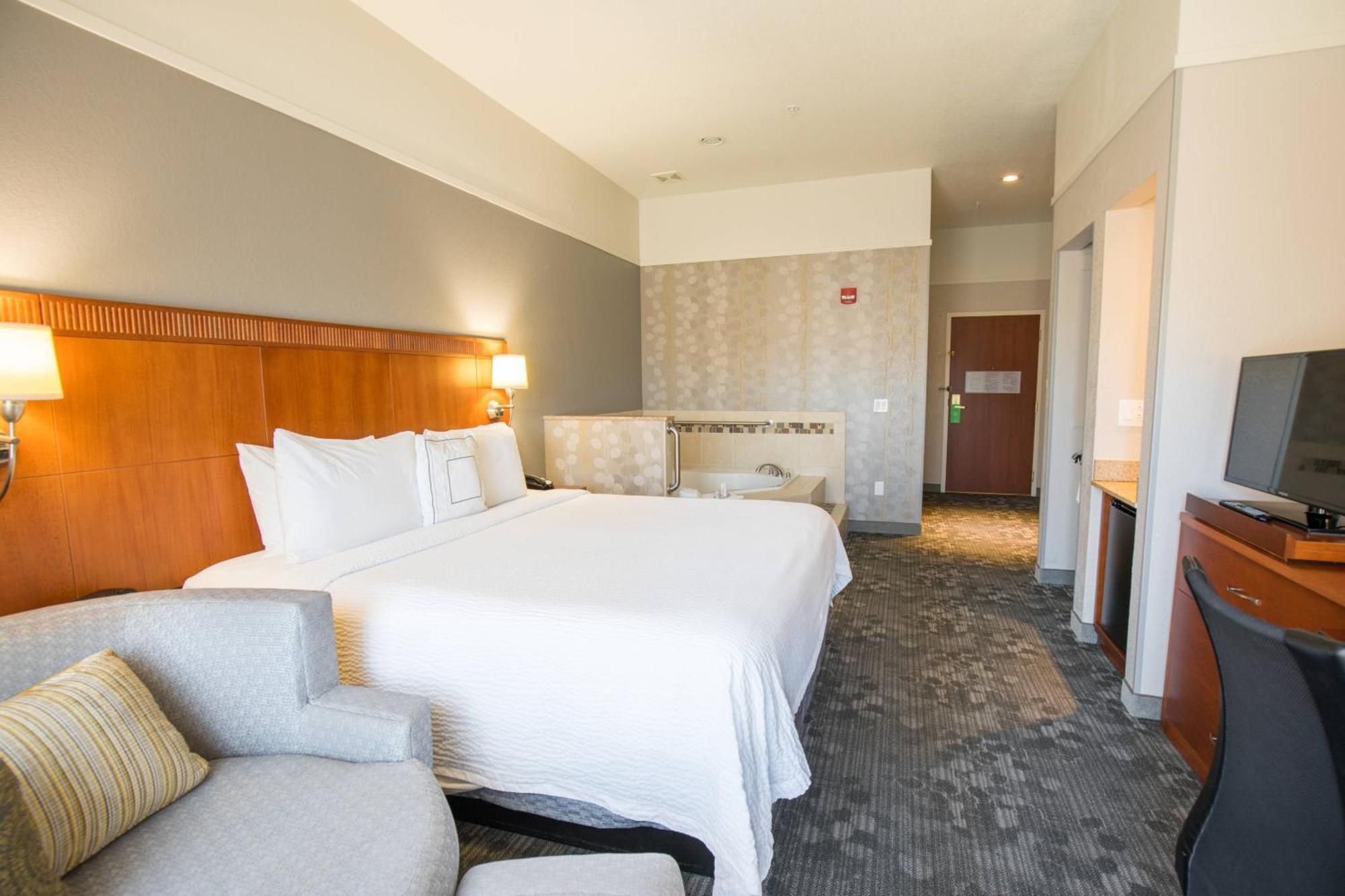 Courtyard By Marriott Merced Exteriör bild