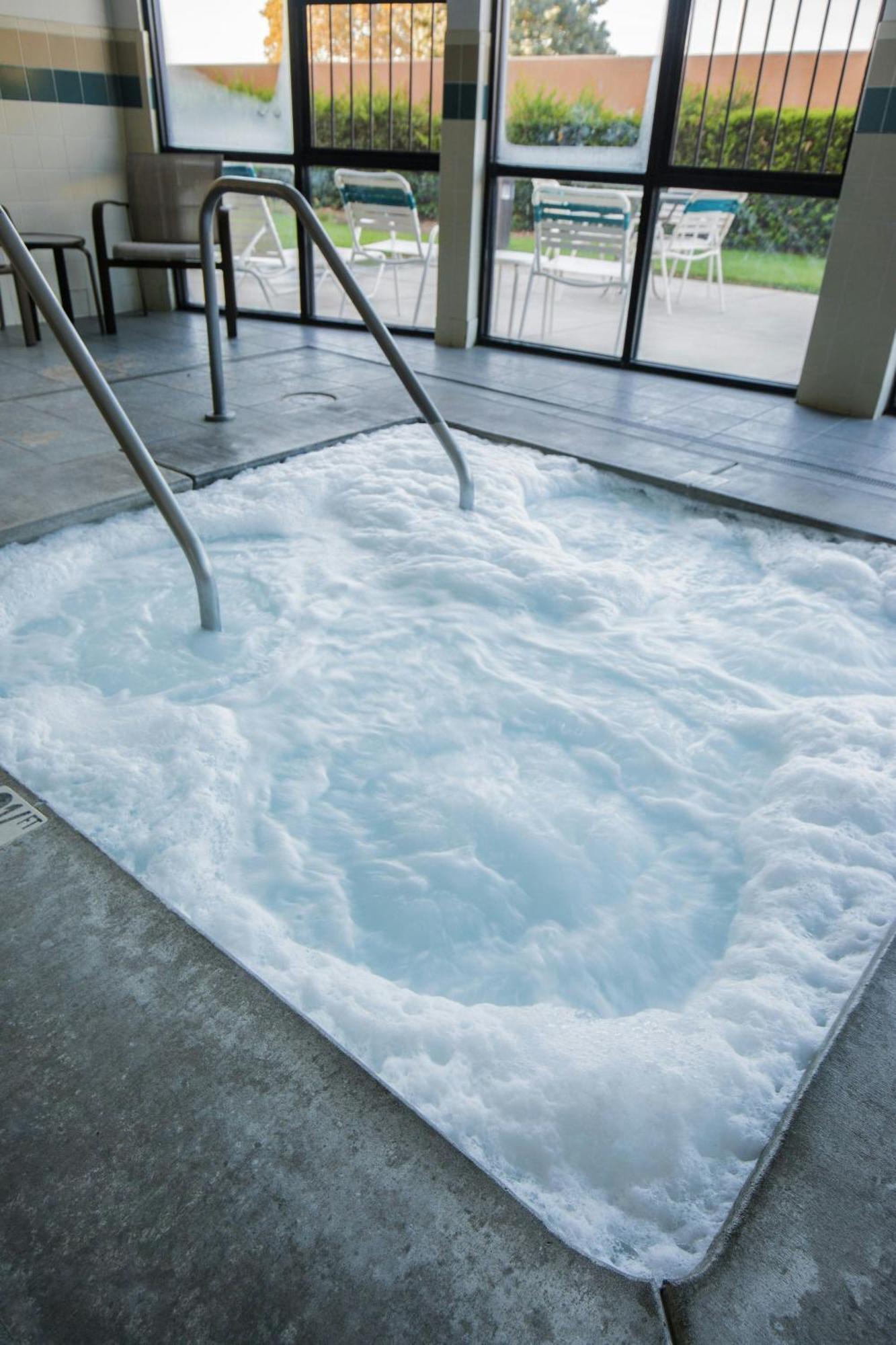 Courtyard By Marriott Merced Exteriör bild