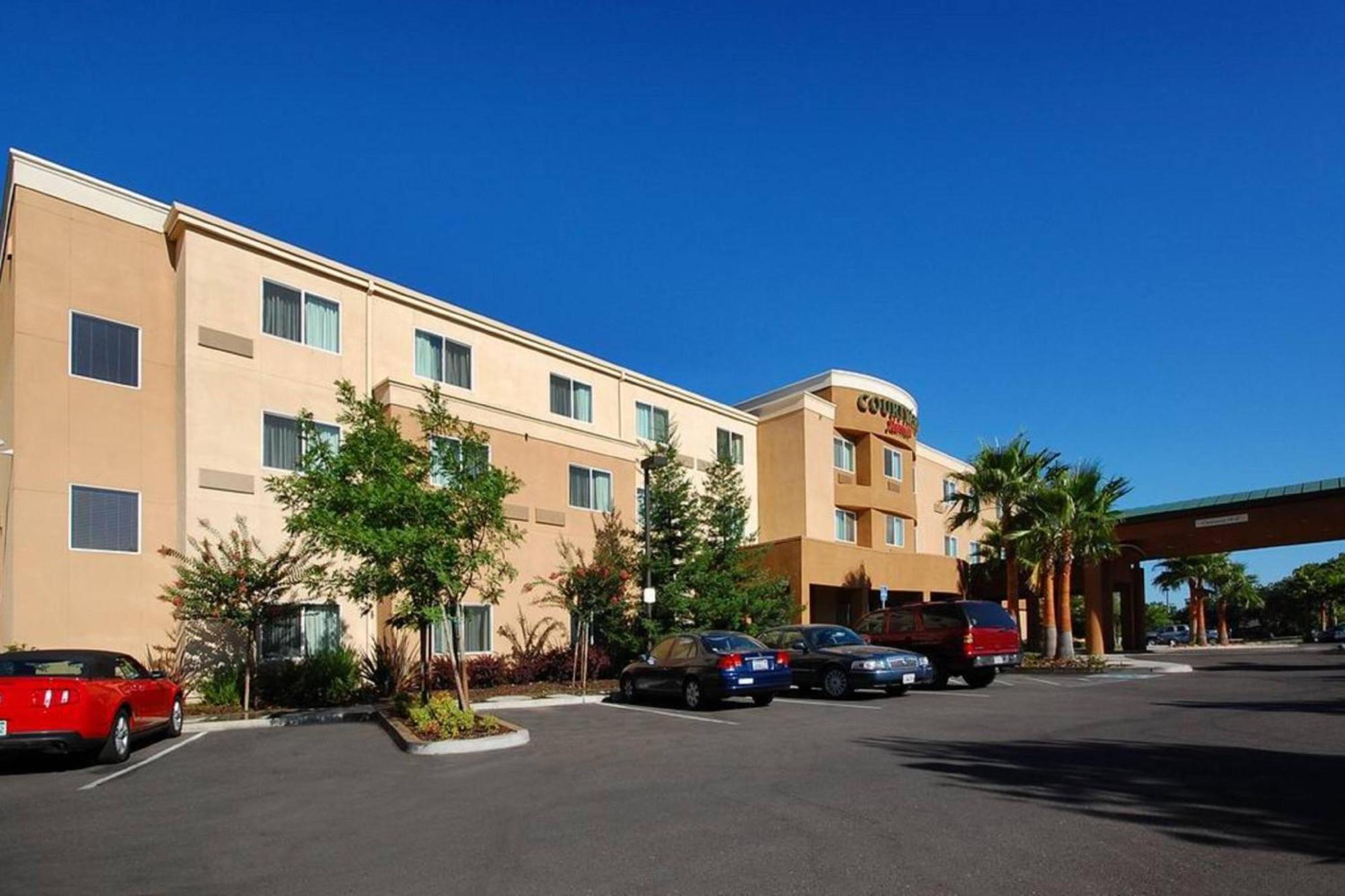Courtyard By Marriott Merced Exteriör bild