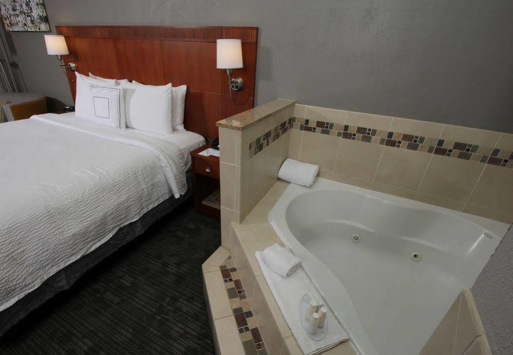 Courtyard By Marriott Merced Exteriör bild